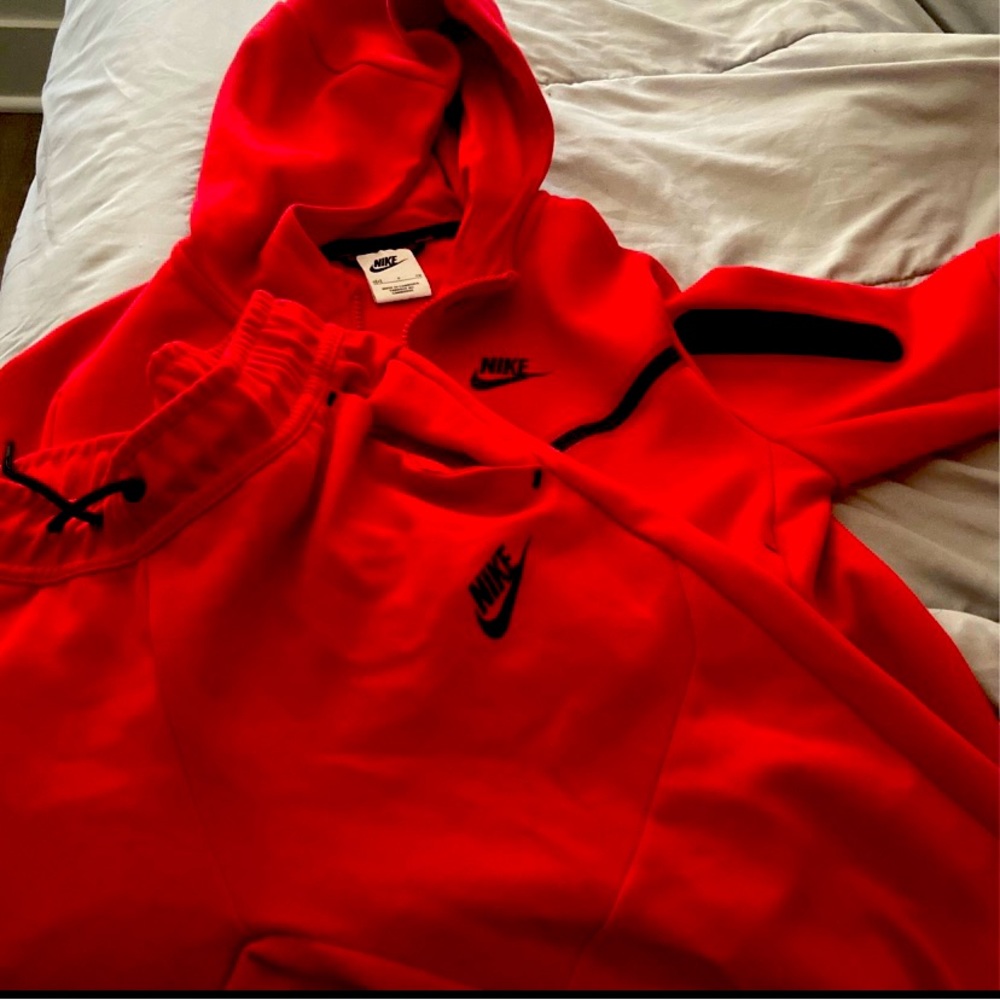 RED NIKE TECH SUIT/SET
